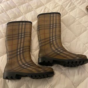 Burberry rain boots size 6